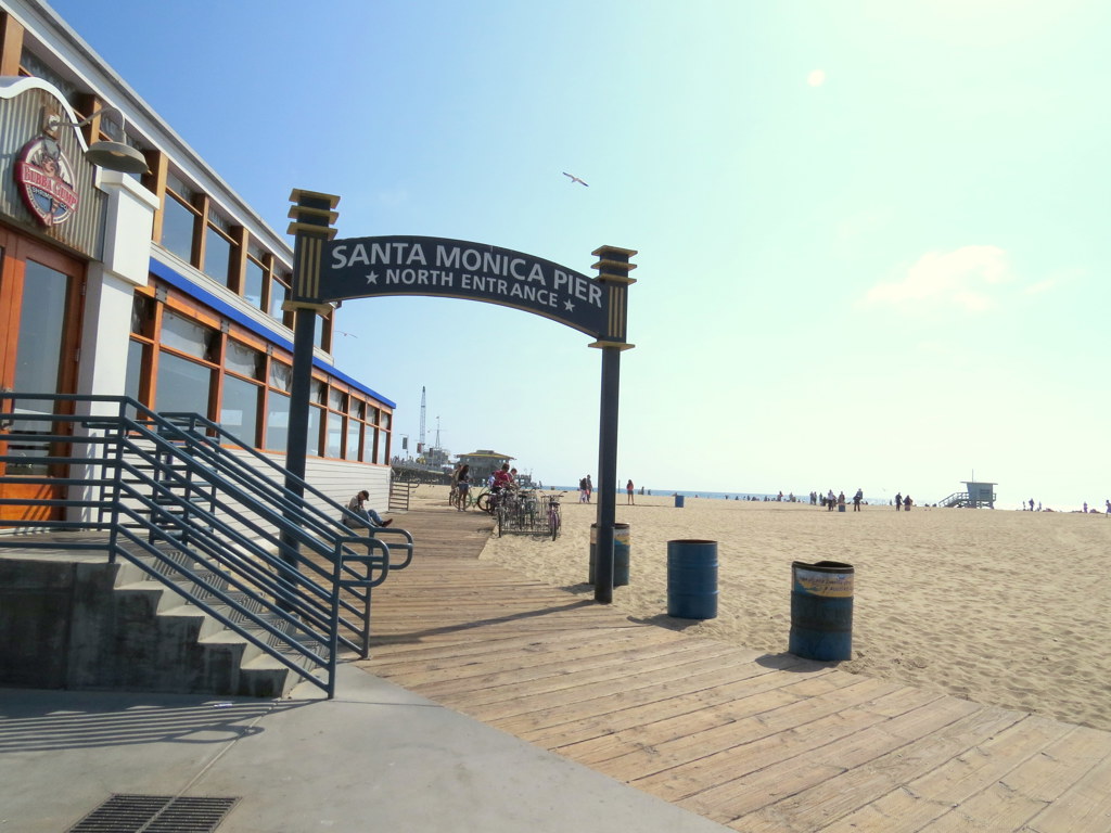 Ingang van Santa Monica Pier aan het strand in Californië, tijdens groepsrondreis Verenigde Staten West.
