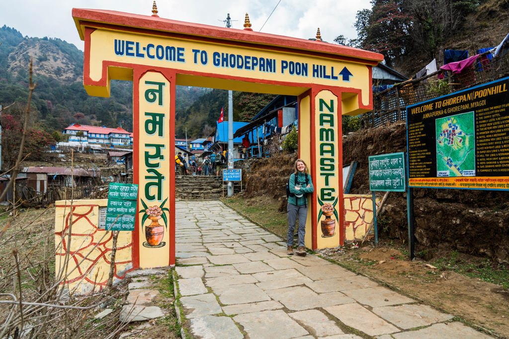 Wandelaar bij de toegangspoort naar Ghorepani Poon Hill tijdens een 22-35ers reis in Nepal.