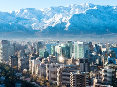 Skyline van Santiago de Chile met de besneeuwde Andes op de achtergrond, startpunt van de route Antarctica vliegen en varen.