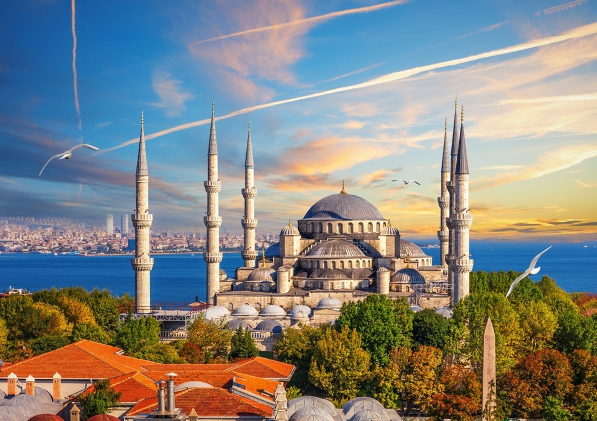 Blauwe Moskee (Sultan Ahmed-moskee) in Istanbul met zes minaretten bij zonsondergang.