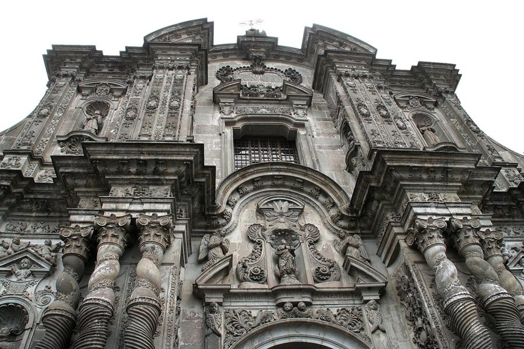 Historisch centrum van Quito, Ecuador, met de Basiliek van de Nationale Gelofte en omliggende gebouwen.