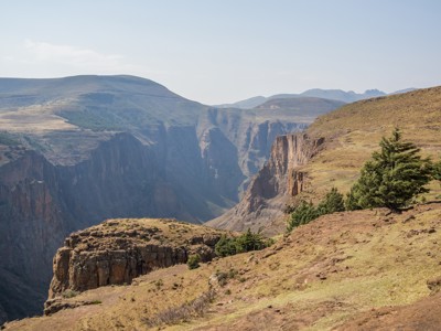 Uitzicht over de Blyde River Canyon met steile rotswanden en berglandschap op route Kaapstad - Johannesburg.