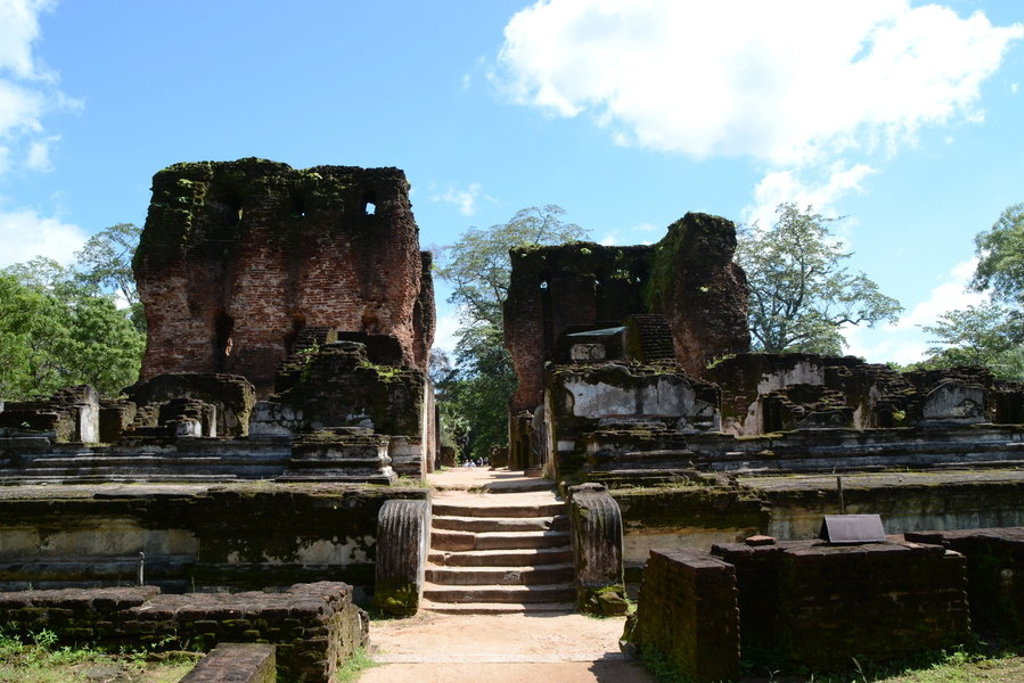 Ruïnes van het koninklijk paleiscomplex in Polonnaruwa, Sri Lanka, tijdens groepsrondreis Sri Lanka en Malediven.