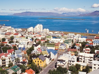 Uitzicht over Reykjavik met kleurrijke huizen en de baai, tijdens de 7-daagse wandelvakantie IJsland.