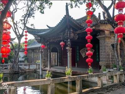Traditionele tempel in China met rode lantaarns en vijver, tijdens de Route China & Vietnam 20 dagen.