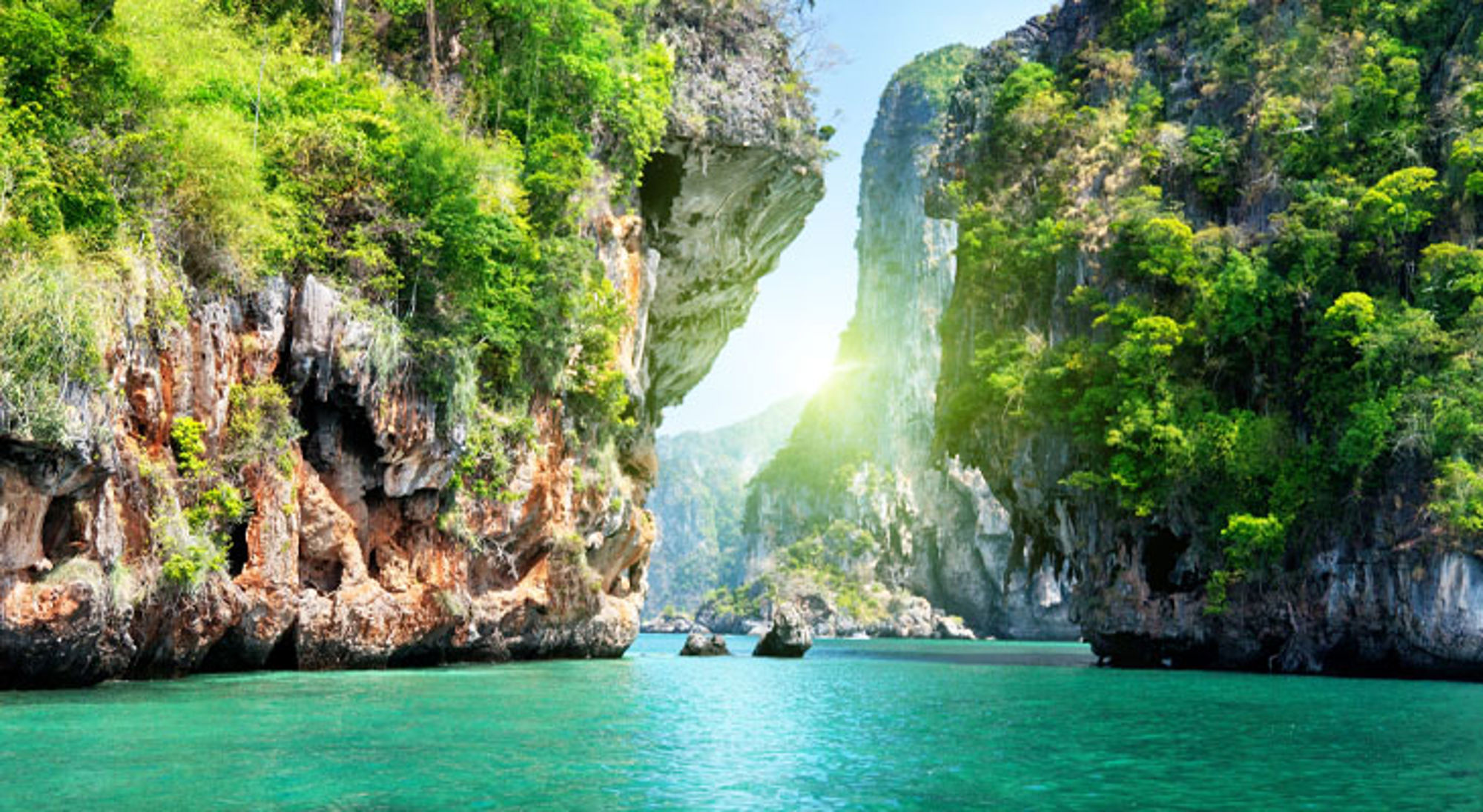 Krabi Groene kalksteenkliffen en turquoise zee in Thailand.