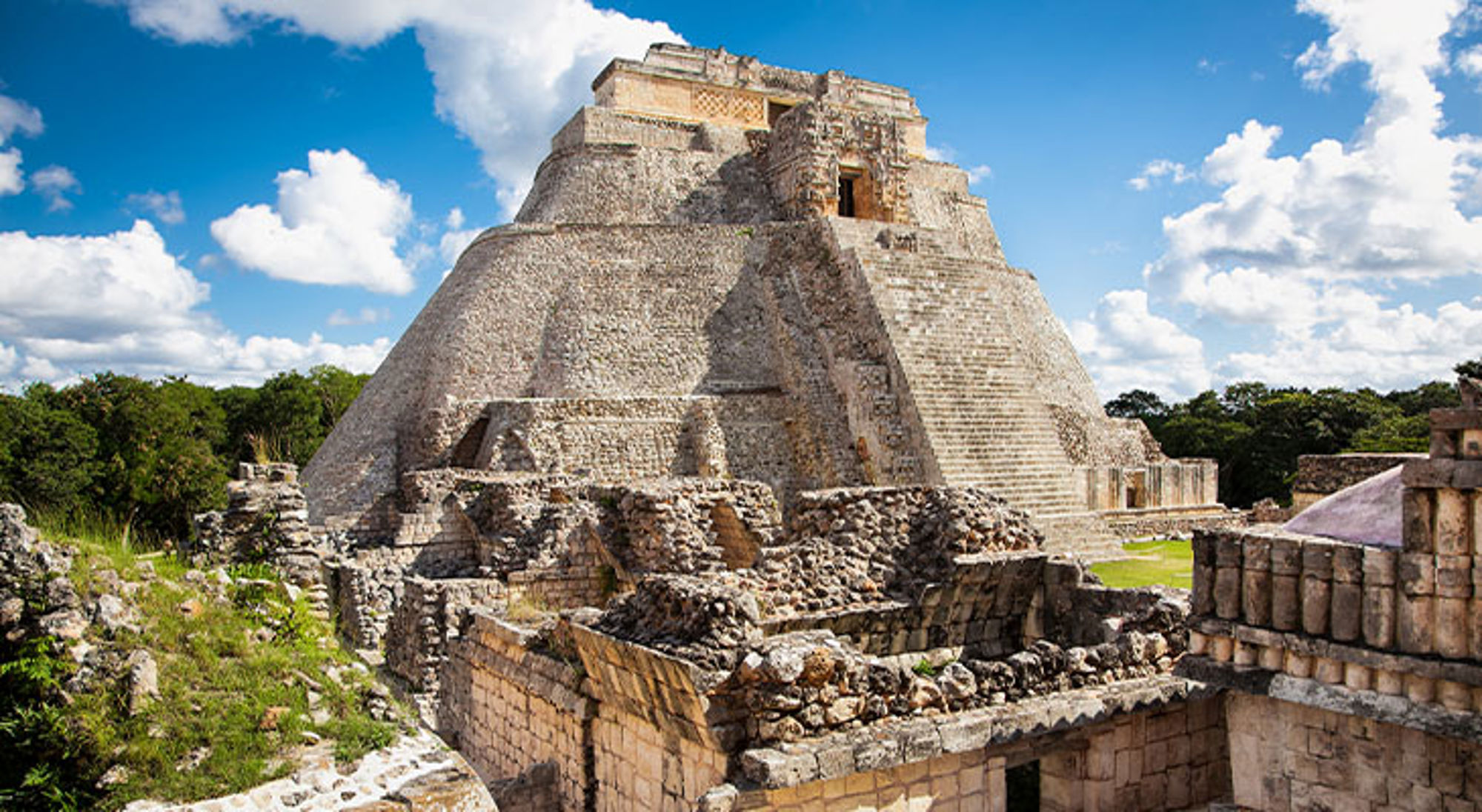 Uxmal Piramide van de Tovenaar in Uxmal, Maya-ruïnestad op het schiereiland Yucatán in Mexico.