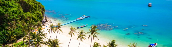 Tropisch strand met palmbomen en turquoise zee bij Koh Samui, Thailand.