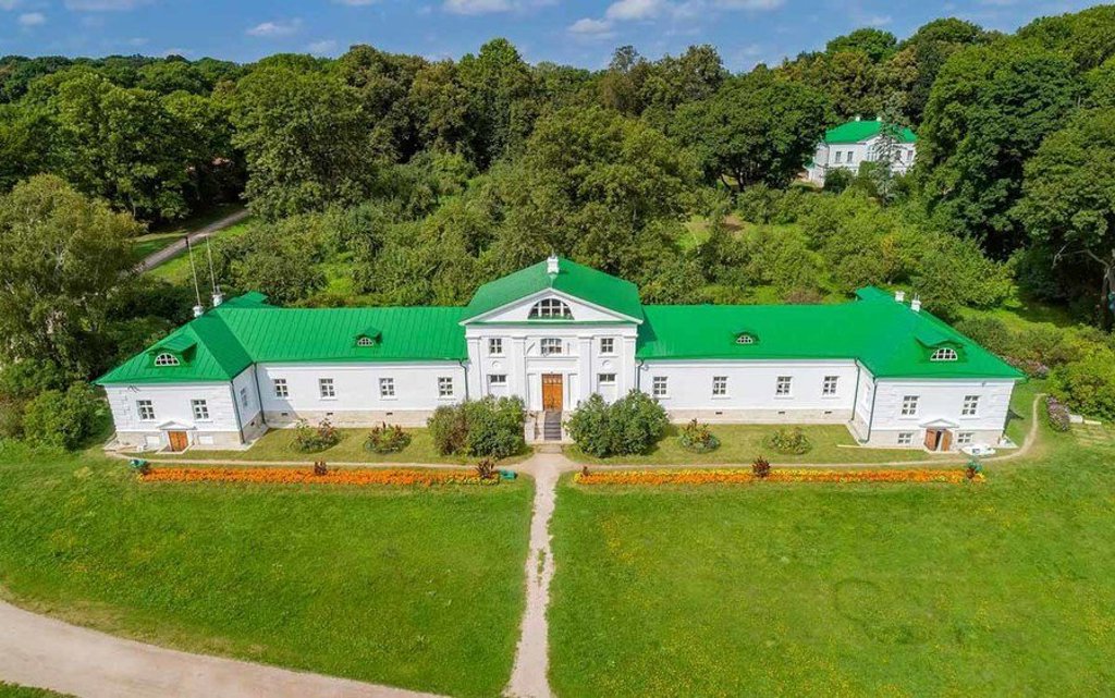 Kremlin in Moskou met kleurrijke koepels, gezien tijdens groepsrondreis Rusland hoogtepunten.