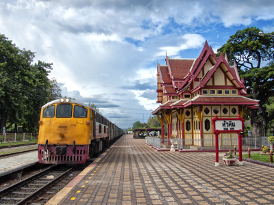 Gele trein bij het station van Hua Hin op de route door Zuid-Thailand.