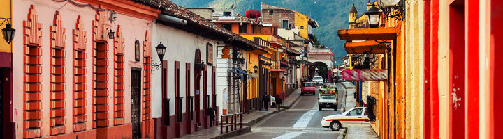 Kleurrijke straat met traditionele gevels in San Cristóbal de las Casas, Mexico.