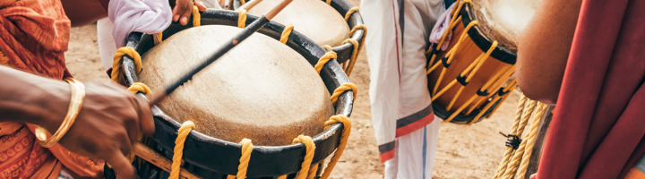 Traditionele drummers spelen op grote trommels tijdens een festival.