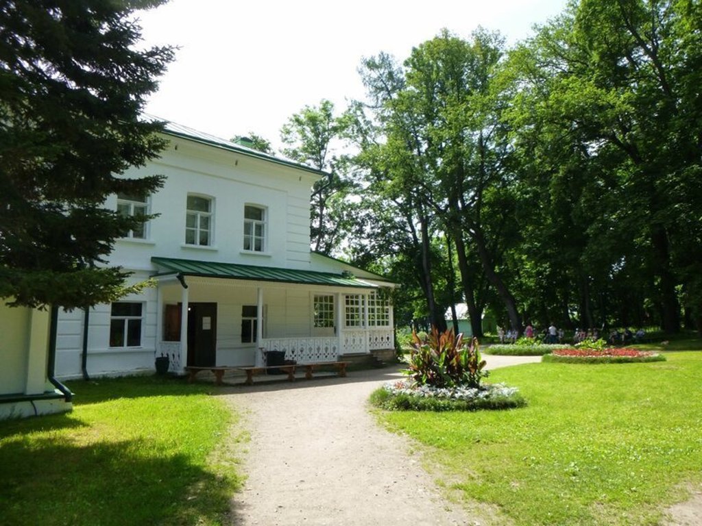 Binnenplaats van een Russisch kloostercomplex met kerkkoepels en bomen, tijdens groepsrondreis Rusland Hoogtepunten.