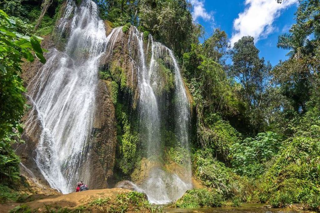 Waterval in weelderig groen natuurgebied op Cuba tijdens de familiereis Cuba Hoogtepunten.