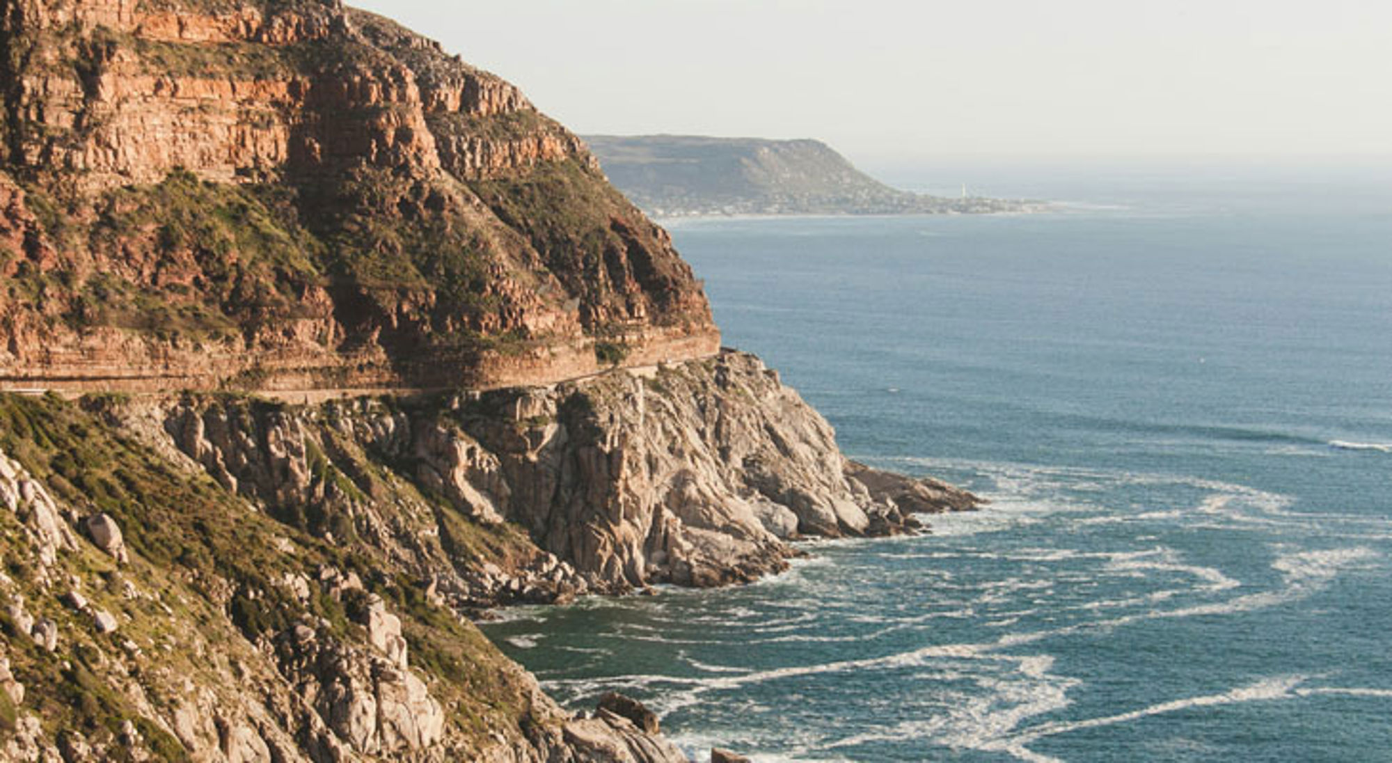 Chapman’s Peak Chapman’s Peak Drive langs ruige kliffen en de Atlantische Oceaan bij Kaapstad, Zuid-Afrika.