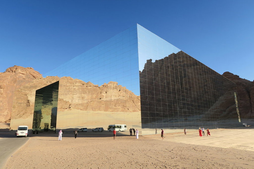 Maraya Concert Hall in AlUla, spiegelend gebouw in de woestijn tijdens groepsrondreis Saoedi-Arabië.