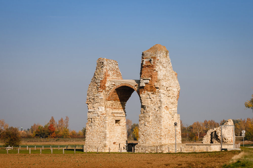 Ruïne van een Romeinse poort langs de Donau in Oostenrijk, tijdens een fietsvakantie.
