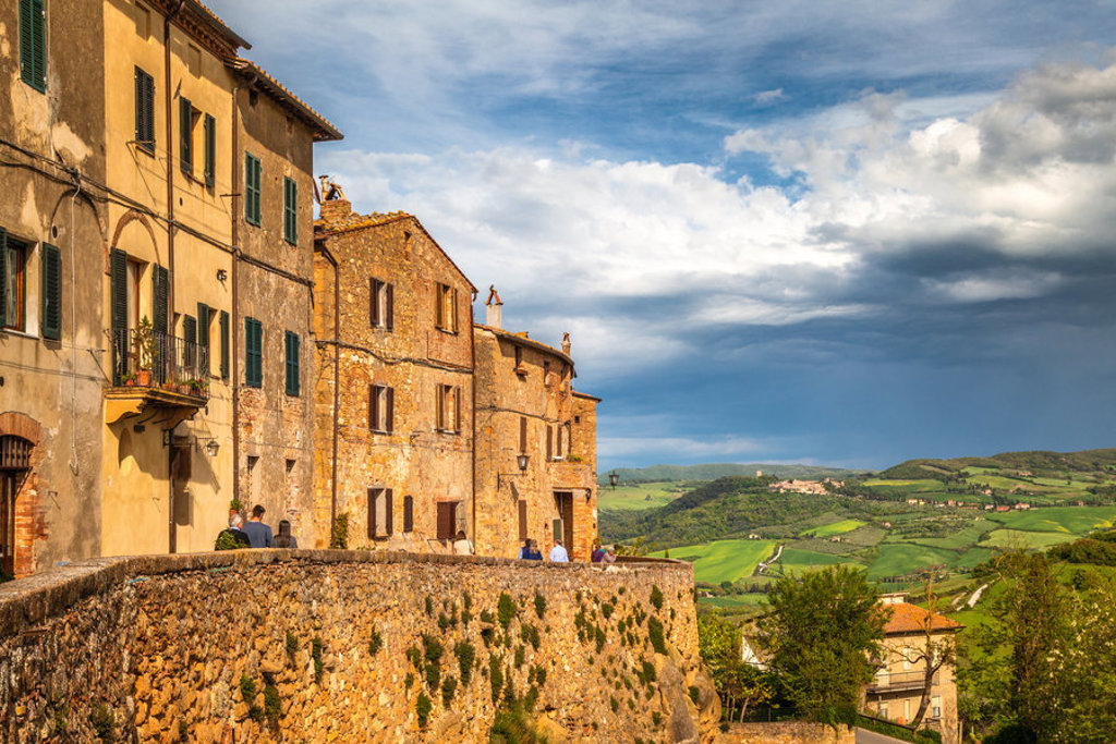 Middeleeuws dorp in Toscane met stenen huizen en uitzicht over groene heuvels, Italië.