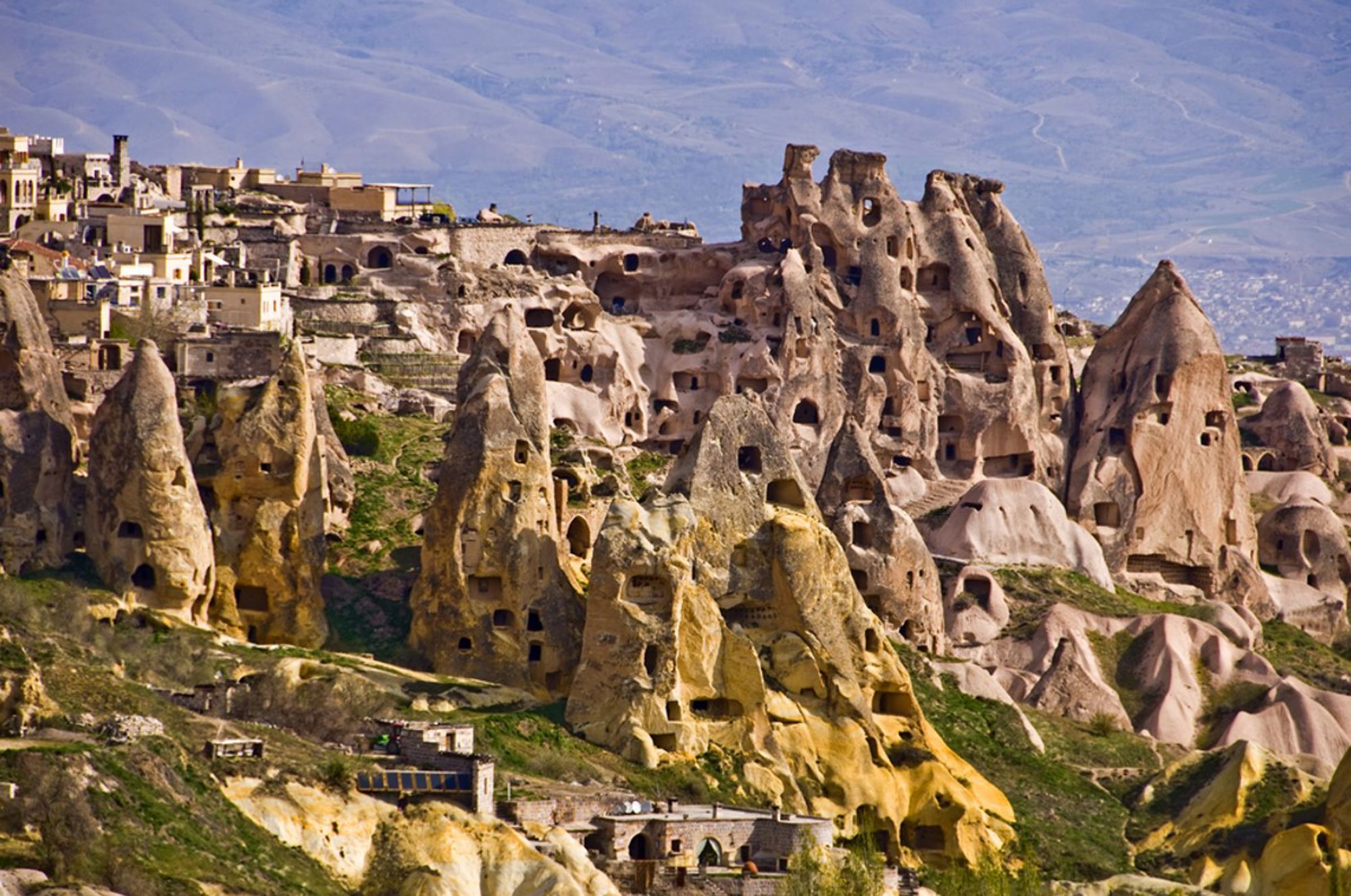 Rotswoningen en tufsteenformaties in Cappadocië, Turkije.