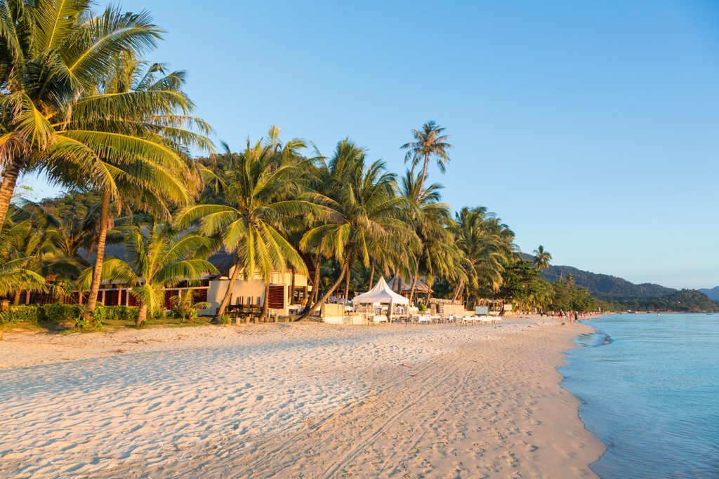 Palmenstrand met resort aan zee tijdens 22-35ers reis Thailand, Laos en Cambodja.