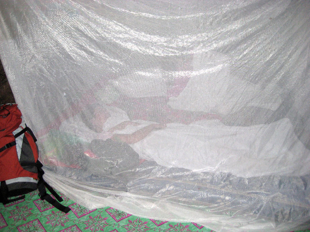 Slaapmatras met klamboe en rugzak in accommodatie tijdens rondreis Maleisisch Borneo Hoogtepunten.