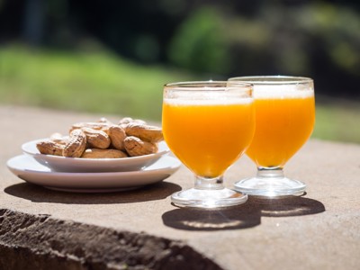 Glazen poncha met pinda’s op een terras op Madeira.