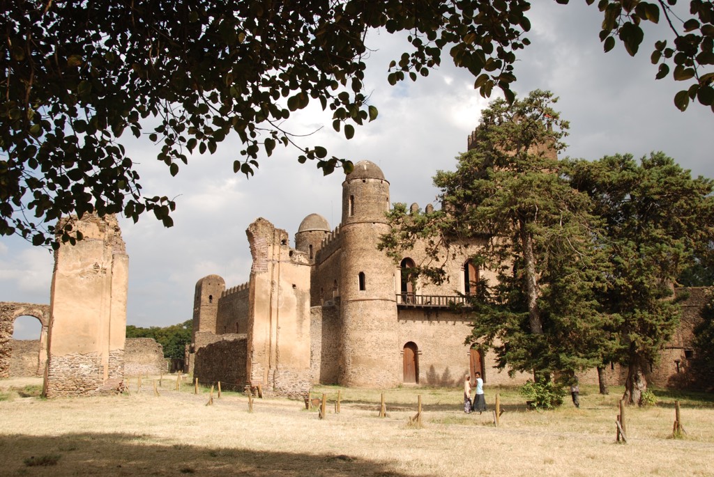 Oud fort in Gondar, Ethiopië, met ronde torens en bomen tijdens een groepsrondreis.
