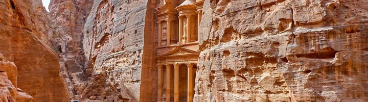 Het klooster Ad Deir in Petra, uitgehouwen in roze zandsteen, Jordanië.