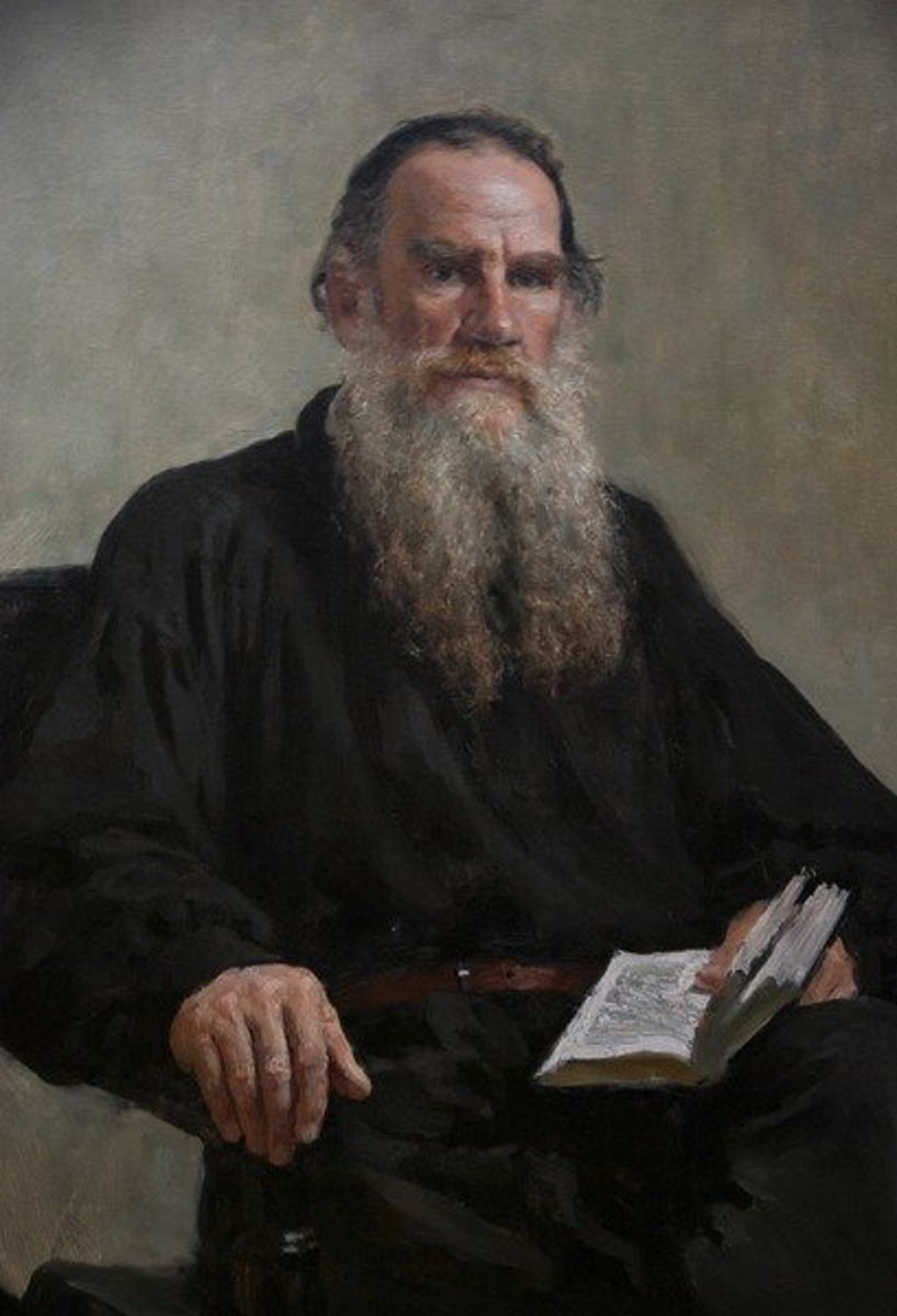 Portret van een vrouw in jas met bontkraag, passend bij de groepsrondreis Rusland hoogtepunten.