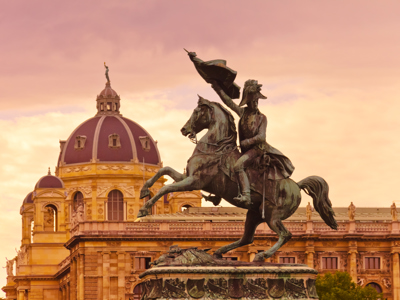 Ruiterstandbeeld van aartshertog Karel op Heldenplatz met de Kunsthistorisches Museum-koepel in Wenen.
