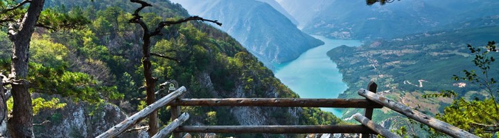 Uitzichtpunt over de Drina-rivier en groene bergen in Servië tijdens een familiereis.
