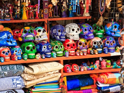 Kleurrijke Calavera-schedels en handgemaakte souvenirs op een markt in Mexico tijdens de Route Mexico.
