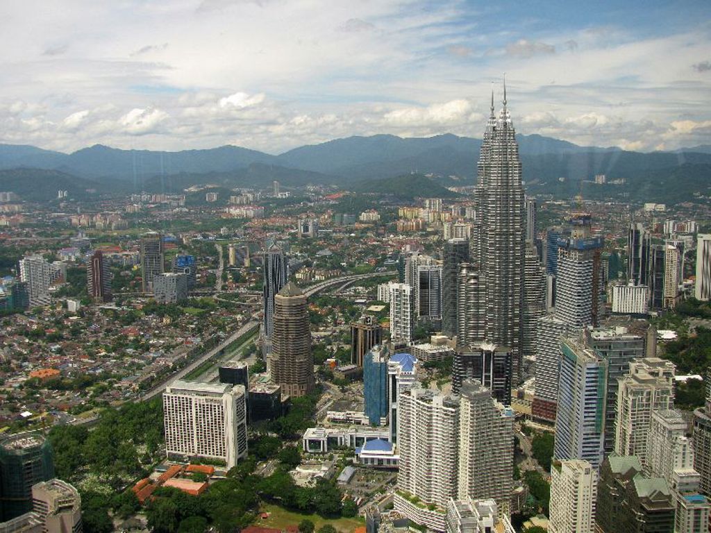 Skyline van Kuala Lumpur met de Petronas Twin Towers tijdens rondreis Maleisië hoogtepunten.