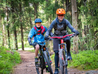 Mountainbikers rijden over een bospad tijdens de Route Scandinavië.