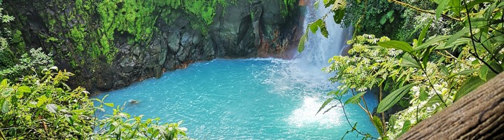 Waterval bij Río Celeste met turquoise water, omringd door tropisch regenwoud in Costa Rica.