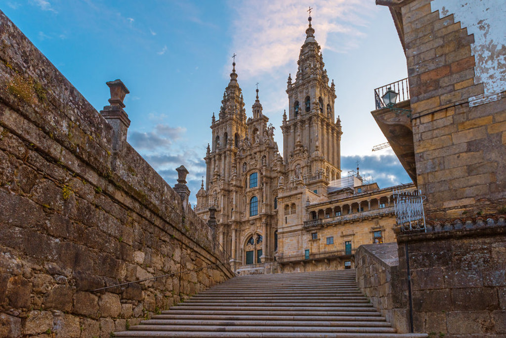 Kathedraal van Santiago de Compostela met trappen en stenen muren tijdens de familiereis Spanje & Portugal.