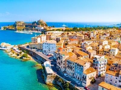 Uitzicht op de oude stad en het fort van Corfu aan de Ionische Zee.