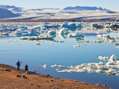 IJslandse gletsjerlagune Jökulsárlón met drijvende ijsschotsen en uitzicht op de gletsjer.