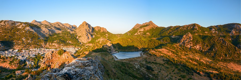 Panorama van bergen en een stuwmeer in Andalusië, Spanje, bij een wit dorp in het dal.