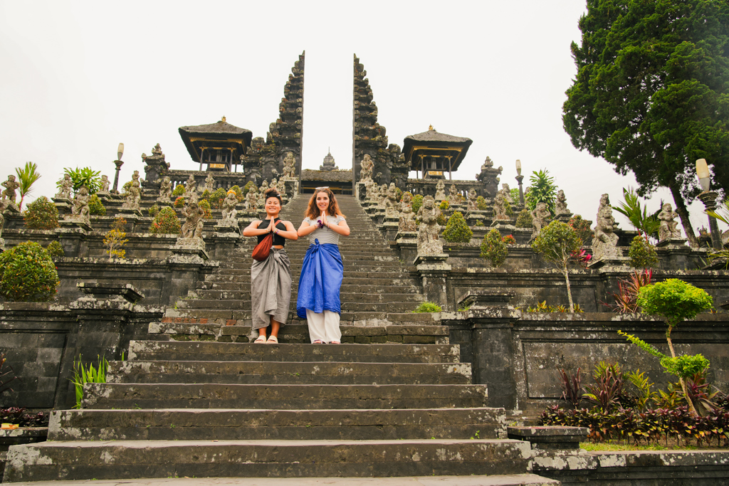Twee reizigers op de trappen van de Pura Besakih-tempel op Bali, tijdens een 22-35ers reis Indonesië.