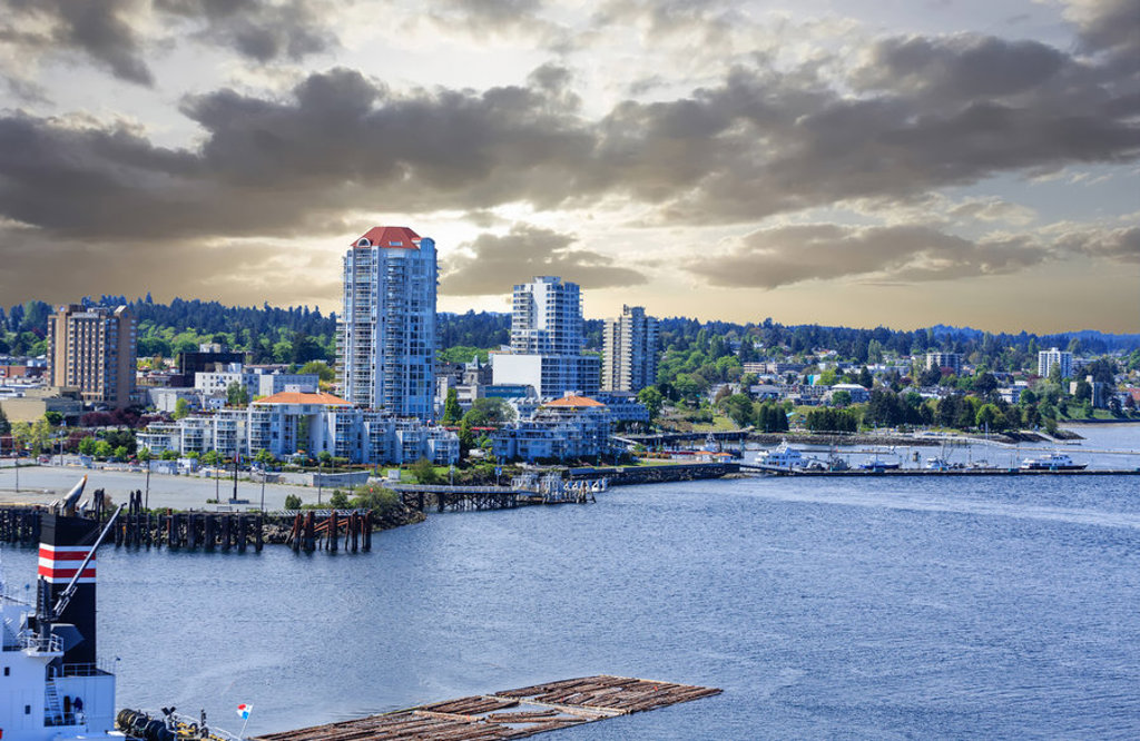 Skyline van Nanaimo aan de kust van Vancouver Island, Canada, met haven en hoogbouw onder bewolkte lucht.