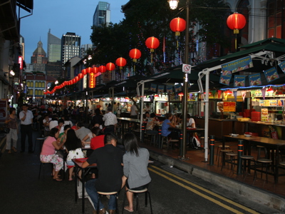 Avondmarkt met eetkraampjes en rode lampionnen in Kuala Lumpur, Maleisië.