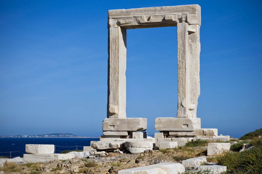 Portara, de marmeren tempelpoort op Naxos met uitzicht op zee tijdens een wandelvakantie in Griekenland.