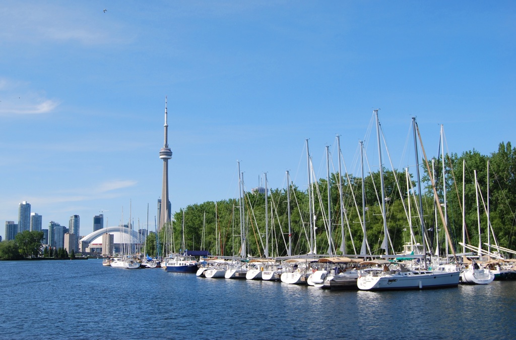 Jachthaven in Toronto met zeilboten en de CN Tower op de achtergrond tijdens rondreis Canada - hotelreis.