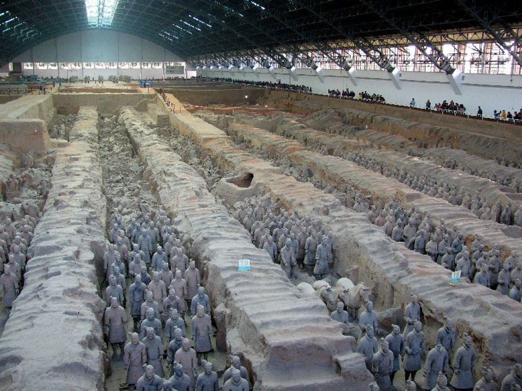 Terracottaleger in Xi’an, met rijen kleisoldaten in opgravingshal tijdens familiereis China.