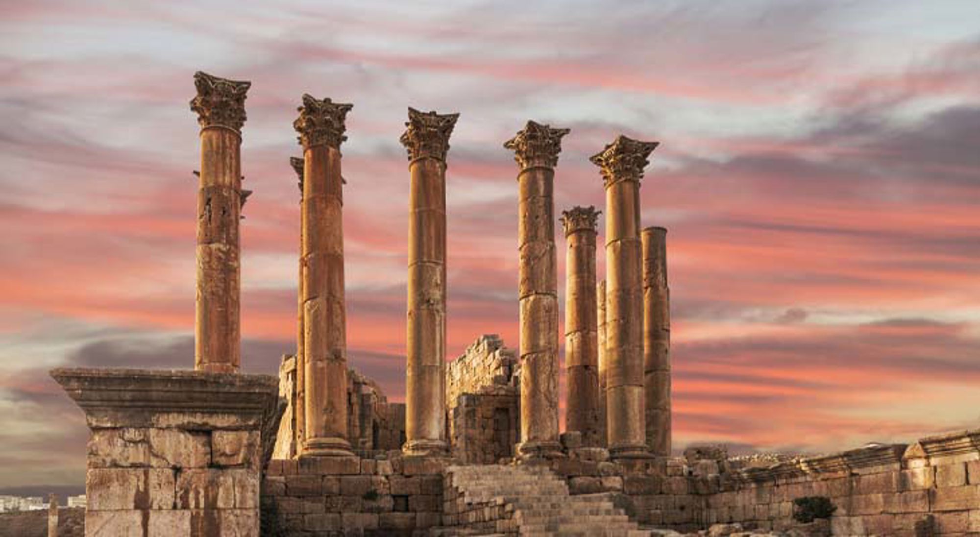 Tempel van Artemis Jerash Jordanië Hoge vlaggenmasten bij een bezienswaardigheid in Jordanië.