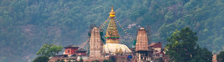 Swayambhunath-stoepa met gebedsvlaggen op een beboste heuvel bij Kathmandu, Nepal.