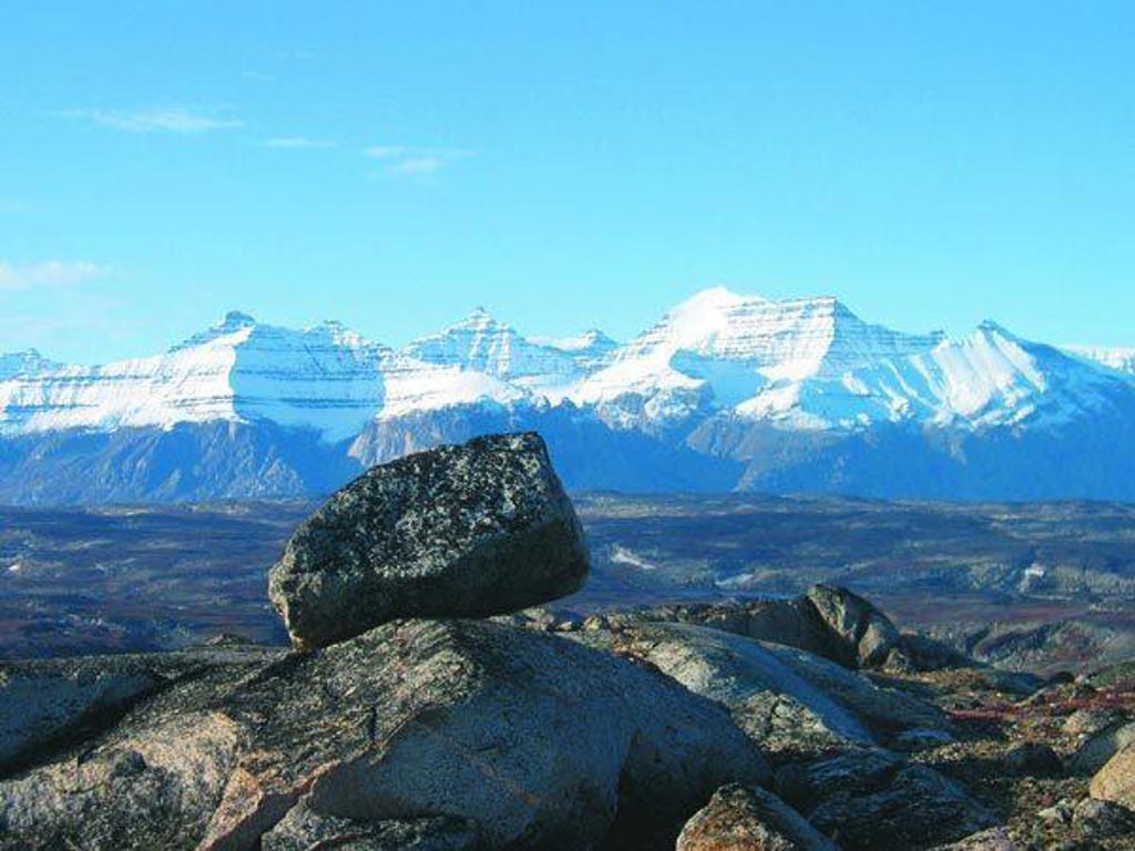 Groepsrondreis van IJsland naar Groenland en Spitsbergen met uitzicht op een gletsjerlandschap.