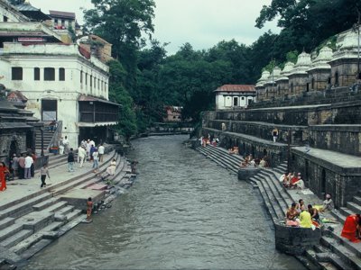 Ghats aan de Bagmati-rivier in Kathmandu tijdens de route India en Nepal.