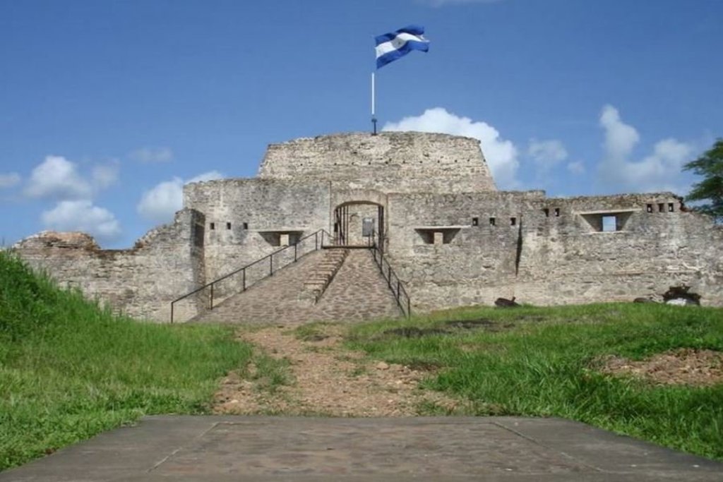 Fort met Nicaraguaanse vlag bij León tijdens groepsrondreis Nicaragua en Costa Rica.
